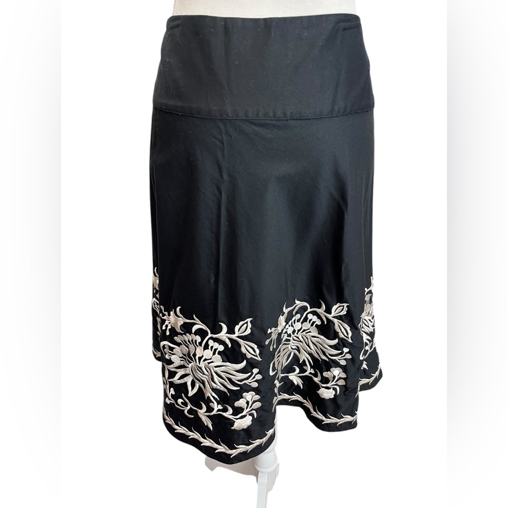 White House Black Market Black Floral Embroidered A-Line Skirt Size 8 - Picture 4 of 8